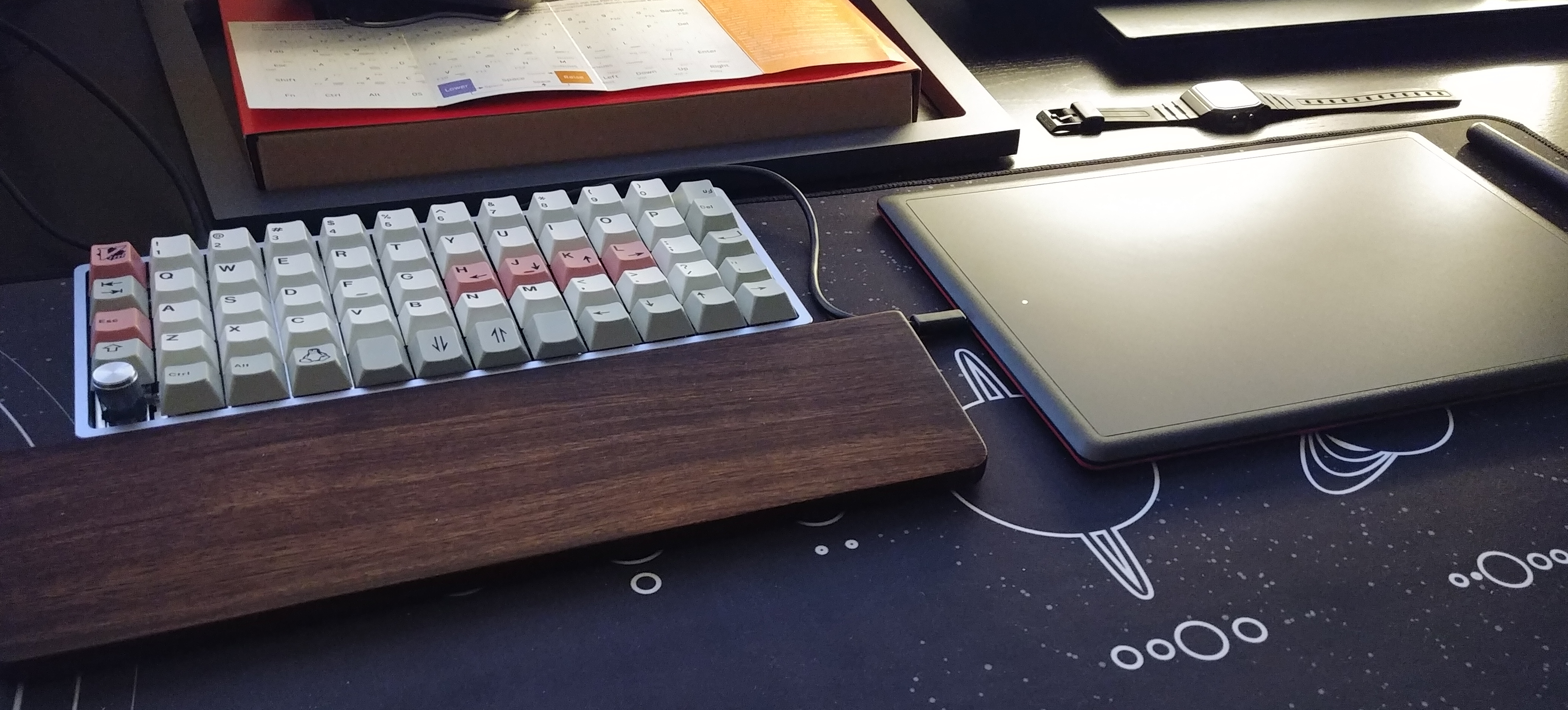 a small ortholinear keyboard on the left and a pen tablet on the right